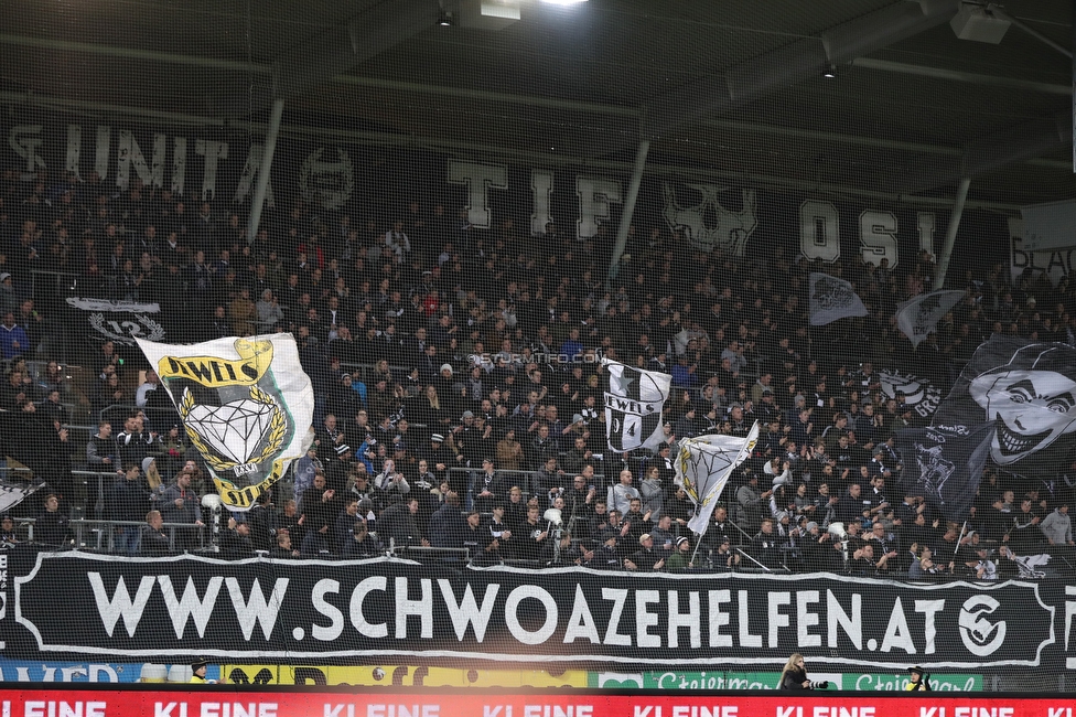 Sturm Graz - Hartberg
Oesterreichische Fussball Bundesliga, 14. Runde, SK Sturm Graz - TSV Hartberg, Stadion Liebenau Graz, 09.11.2019. 

Foto zeigt Fans von Sturm mit einem Spruchband
Schlüsselwörter: schwoazehelfen