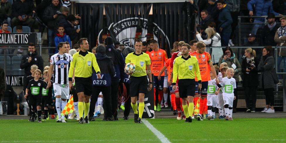 Sturm Graz - Hartberg
Oesterreichische Fussball Bundesliga, 14. Runde, SK Sturm Graz - TSV Hartberg, Stadion Liebenau Graz, 09.11.2019. 

Foto zeigt die Mannschaft von Sturm, das Schiedsrichterteam und die Mannschaft von Hartberg
