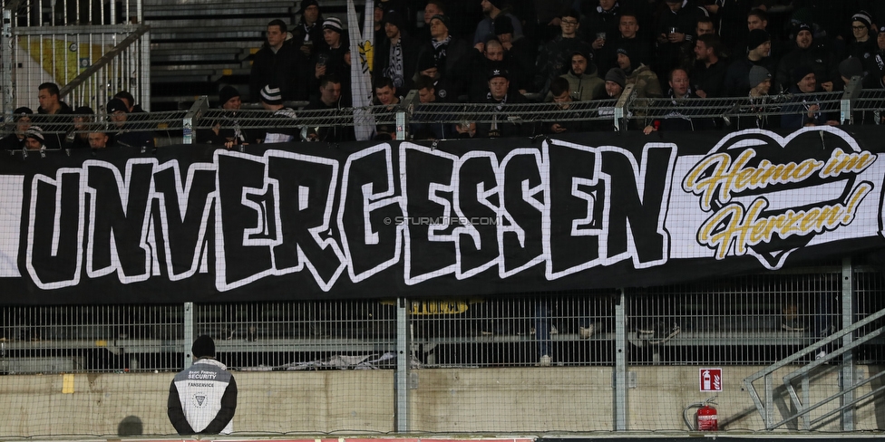 LASK - Sturm Graz
Oesterreichische Fussball Bundesliga, 18. Runde, LASK - SK Sturm Graz, Waldstadion Pasching, 15.12.2019. 

Foto zeigt Fans von Sturm mit einem Spruchband
Schlüsselwörter: heimo