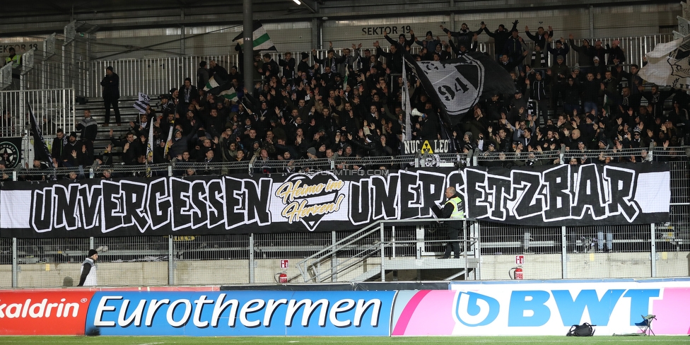 LASK - Sturm Graz
Oesterreichische Fussball Bundesliga, 18. Runde, LASK - SK Sturm Graz, Waldstadion Pasching, 15.12.2019. 

Foto zeigt Fans von Sturm mit einem Spruchband
Schlüsselwörter: heimo