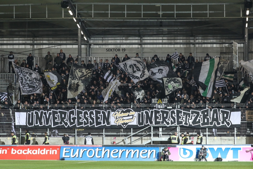 LASK - Sturm Graz
Oesterreichische Fussball Bundesliga, 18. Runde, LASK - SK Sturm Graz, Waldstadion Pasching, 15.12.2019. 

Foto zeigt Fans von Sturm mit einem Spruchband
Schlüsselwörter: heimo