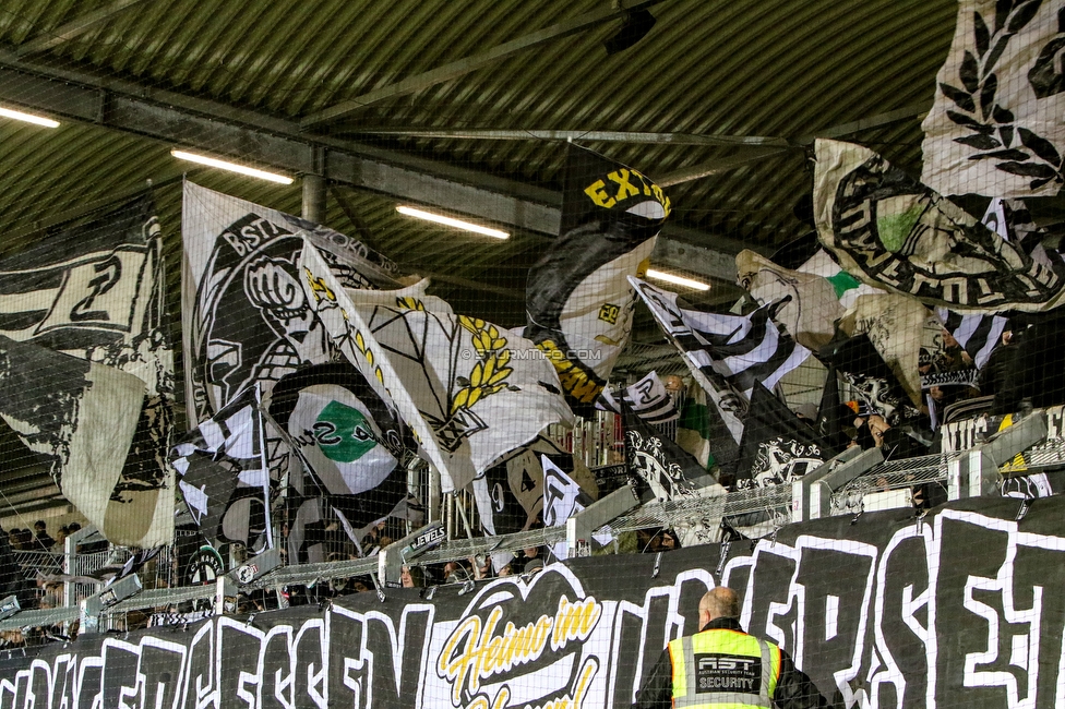 LASK - Sturm Graz
Oesterreichische Fussball Bundesliga, 18. Runde, LASK - SK Sturm Graz, Waldstadion Pasching, 15.12.2019. 

Foto zeigt Fans von Sturm mit einem Spruchband
Schlüsselwörter: heimo