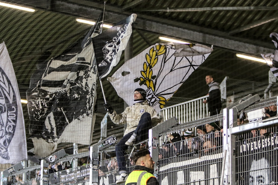 LASK - Sturm Graz
Oesterreichische Fussball Bundesliga, 18. Runde, LASK - SK Sturm Graz, Waldstadion Pasching, 15.12.2019. 

Foto zeigt Fans von Sturm
