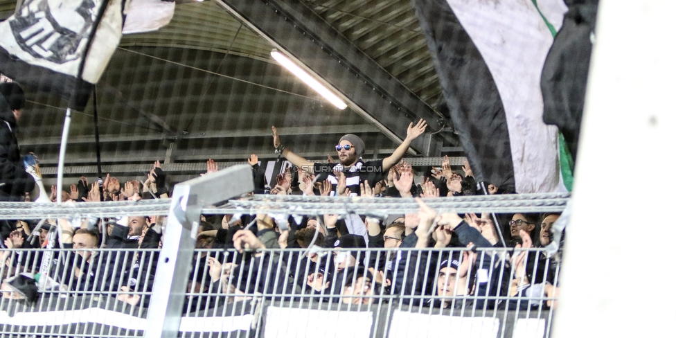 LASK - Sturm Graz
Oesterreichische Fussball Bundesliga, 18. Runde, LASK - SK Sturm Graz, Waldstadion Pasching, 15.12.2019. 

Foto zeigt Fans von Sturm
