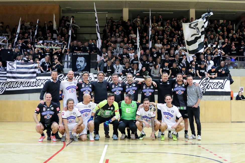 10. Sturm Nachwuchscup
SK Sturm Graz Nachwuchscup, ASVOE Halle Graz, 04.01.2020.

Foto zeigt die Legendenmannschaft von Sturm und Fans von Sturm
