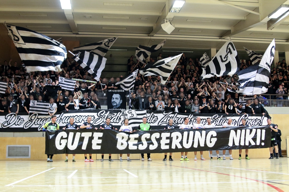 10. Sturm Nachwuchscup
SK Sturm Graz Nachwuchscup, ASVOE Halle Graz, 04.01.2020.

Foto zeigt die Legendenmannschaft von Sturm und Fans von Sturm mit einem Spruchband
