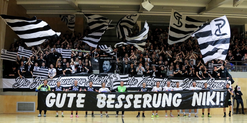 10. Sturm Nachwuchscup
SK Sturm Graz Nachwuchscup, ASVOE Halle Graz, 04.01.2020.

Foto zeigt die Legendenmannschaft von Sturm und Fans von Sturm mit einem Spruchband
