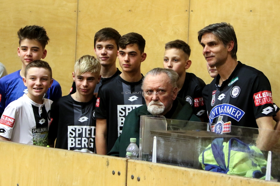 10. Sturm Nachwuchscup
SK Sturm Graz Nachwuchscup, ASVOE Halle Graz, 04.01.2020.

Foto zeigt Ivica Osim (ehem. Trainer Sturm), Gilbert Prilasnig (Jugendleiter Sturm) und Jugendspieler
