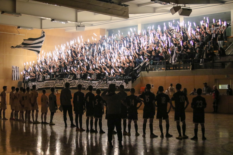 10. Sturm Nachwuchscup
SK Sturm Graz Nachwuchscup, ASVOE Halle Graz, 04.01.2020.

Foto zeigt Fans von Sturm und Jugendspieler
Schlüsselwörter: pyrotechnik