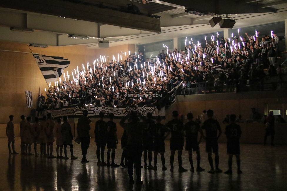 10. Sturm Nachwuchscup
SK Sturm Graz Nachwuchscup, ASVOE Halle Graz, 04.01.2020.

Foto zeigt Fans von Sturm und Jugendspieler
Schlüsselwörter: pyrotechnik