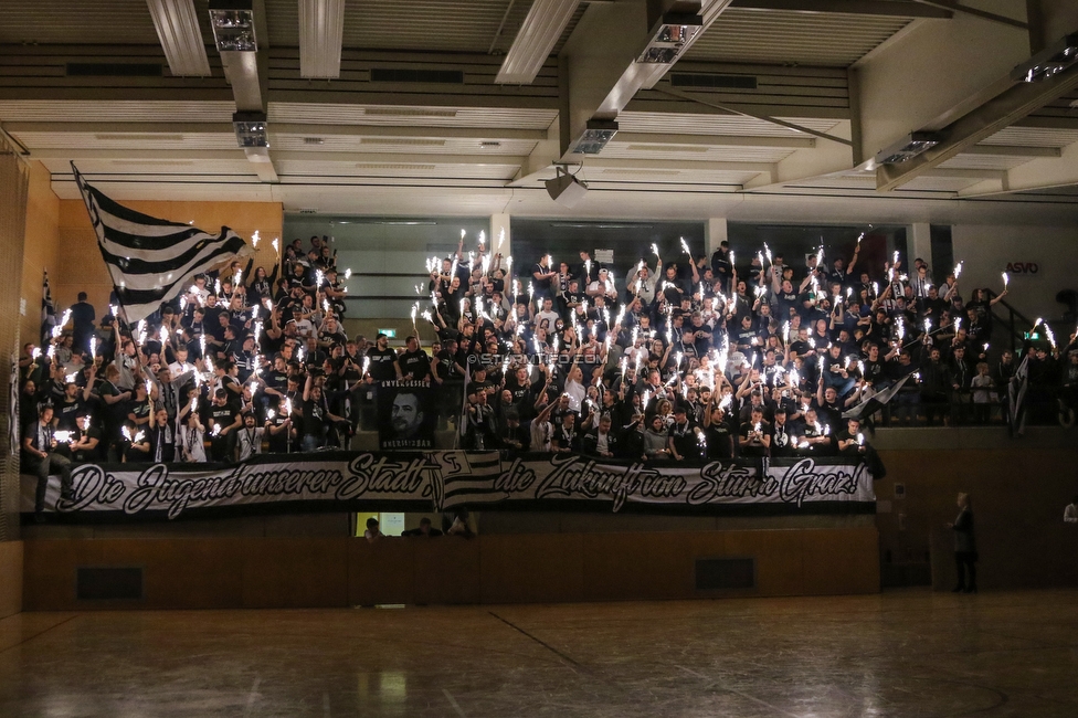 10. Sturm Nachwuchscup
SK Sturm Graz Nachwuchscup, ASVOE Halle Graz, 04.01.2020.

Foto zeigt Fans von Sturm und Jugendspieler
Schlüsselwörter: pyrotechnik