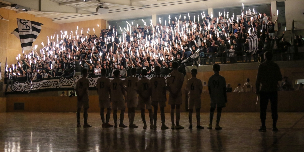 10. Sturm Nachwuchscup
SK Sturm Graz Nachwuchscup, ASVOE Halle Graz, 04.01.2020.

Foto zeigt Fans von Sturm und Jugendspieler
Schlüsselwörter: pyrotechnik