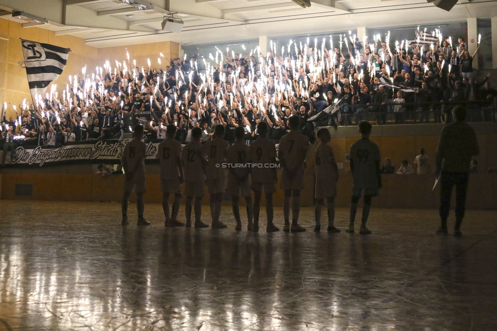 10. Sturm Nachwuchscup
SK Sturm Graz Nachwuchscup, ASVOE Halle Graz, 04.01.2020.

Foto zeigt Fans von Sturm und Jugendspieler
Schlüsselwörter: pyrotechnik