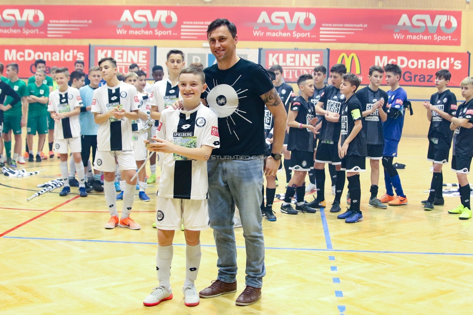 10. Sturm Nachwuchscup
SK Sturm Graz Nachwuchscup, ASVOE Halle Graz, 04.01.2020.

Foto zeigt die Siegerehrung mit Christian Gratzei (ehem. Spieler Sturm)
