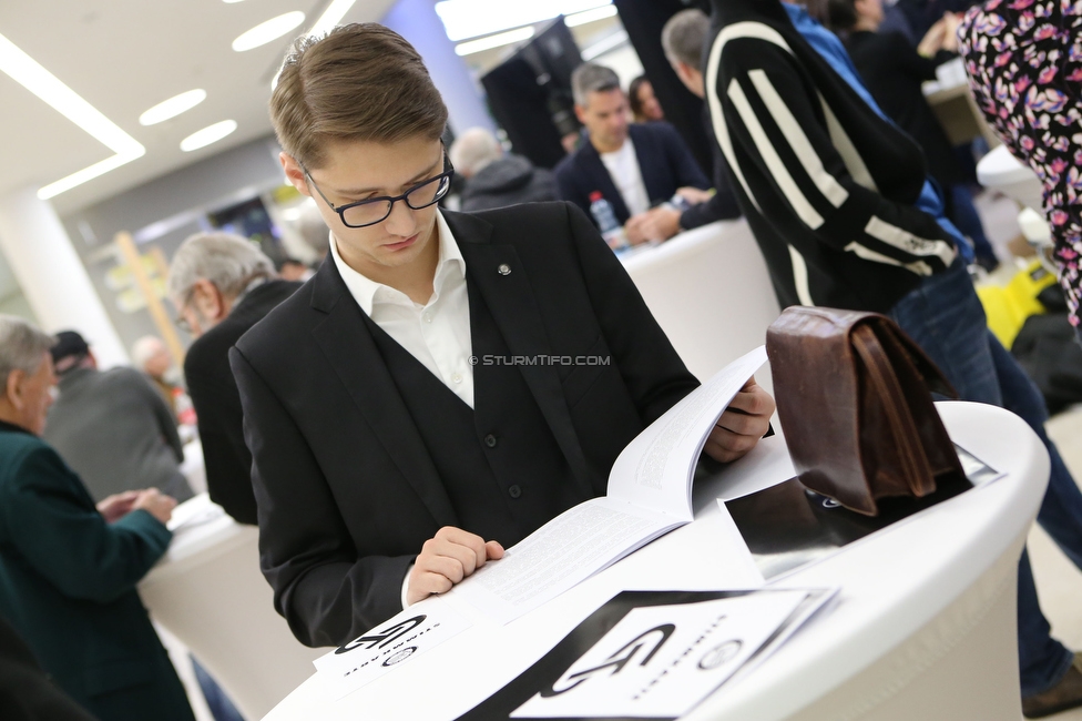 Sturm Graz Generalversammlung
SK Sturm Graz Generalversammlung, Raiffeisen Landesbank Raaba, 31.01.2020. 

Foto zeigt ein Mitglied von Sturm
