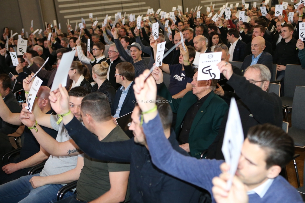 Sturm Graz Generalversammlung
SK Sturm Graz Generalversammlung, Raiffeisen Landesbank Raaba, 31.01.2020. 

Foto zeigt Mitglieder von Sturm bei einer Abstimmung
