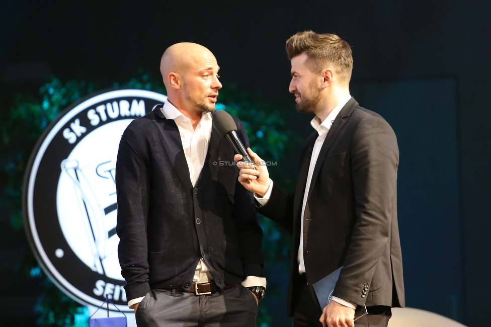 Sturm Graz Generalversammlung
SK Sturm Graz Generalversammlung, Raiffeisen Landesbank Raaba, 31.01.2020. 

Foto zeigt Nestor El Maestro (Cheftrainer Sturm) und Thomas Seidl (Stadionsprecher Sturm)
