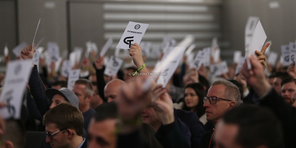 Sturm Graz Generalversammlung
SK Sturm Graz Generalversammlung, Raiffeisen Landesbank Raaba, 31.01.2020. 

Foto zeigt Mitglieder von Sturm bei einer Abstimmung
