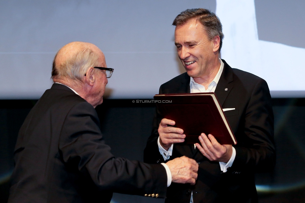 Sturm Graz Generalversammlung
SK Sturm Graz Generalversammlung, Raiffeisen Landesbank Raaba, 31.01.2020. 

Foto zeigt Herwig Brandstetter (ehem. Vorstand Sturm) mit einer alten Festschrift von Sturm und Christian Jauk (Praesident Sturm)
