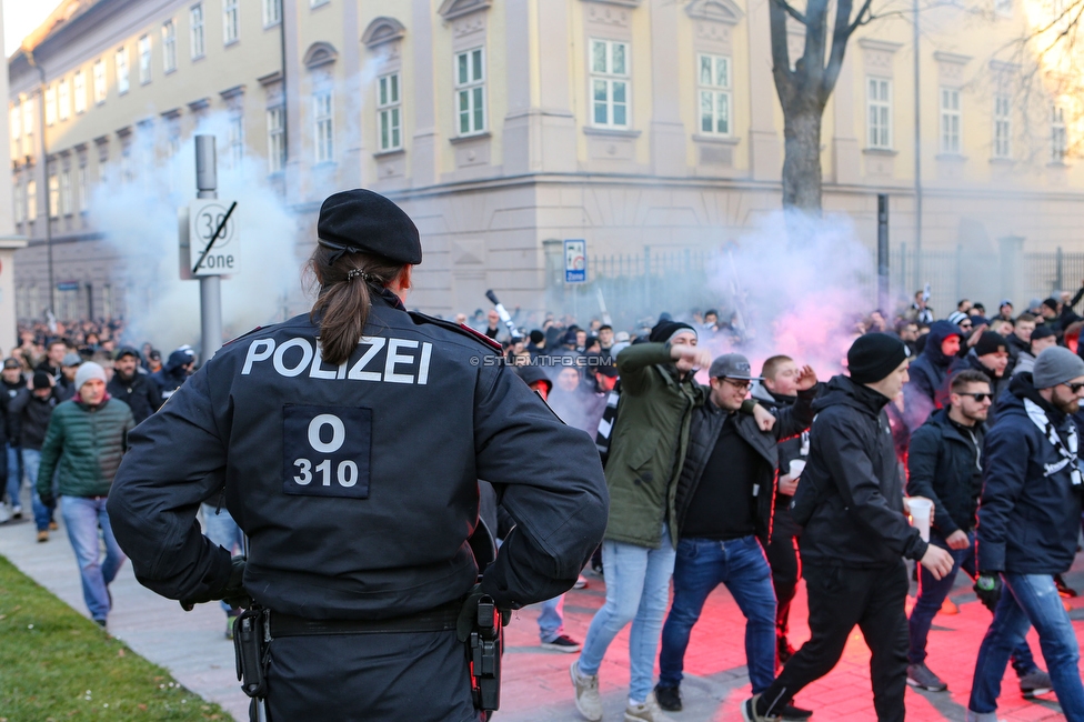 LASK - Sturm Graz
OEFB Cup, Viertelfinale, LASK - SK Sturm Graz, Stadion Gugl Linz, 08.02.2020. 

Foto zeigt Fans von Sturm beim Corteo
