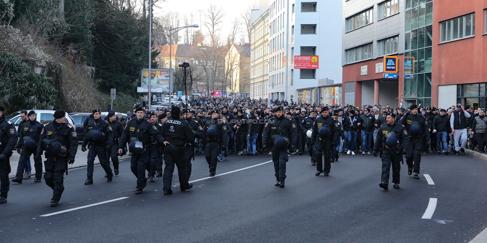 LASK - Sturm Graz
OEFB Cup, Viertelfinale, LASK - SK Sturm Graz, Stadion Gugl Linz, 08.02.2020. 

Foto zeigt Fans von Sturm beim Corteo
