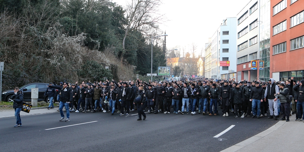 LASK - Sturm Graz
OEFB Cup, Viertelfinale, LASK - SK Sturm Graz, Stadion Gugl Linz, 08.02.2020. 

Foto zeigt Fans von Sturm beim Corteo
