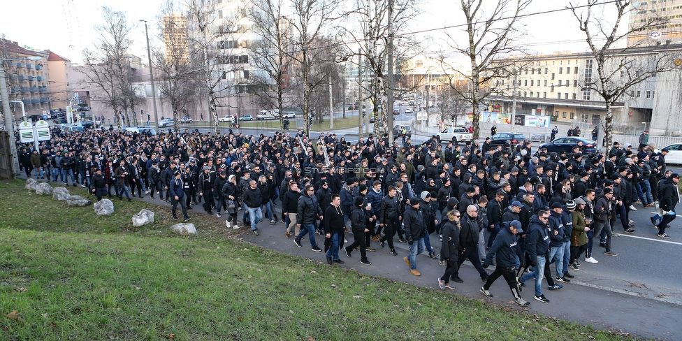 LASK - Sturm Graz
OEFB Cup, Viertelfinale, LASK - SK Sturm Graz, Stadion Gugl Linz, 08.02.2020. 

Foto zeigt Fans von Sturm beim Corteo
