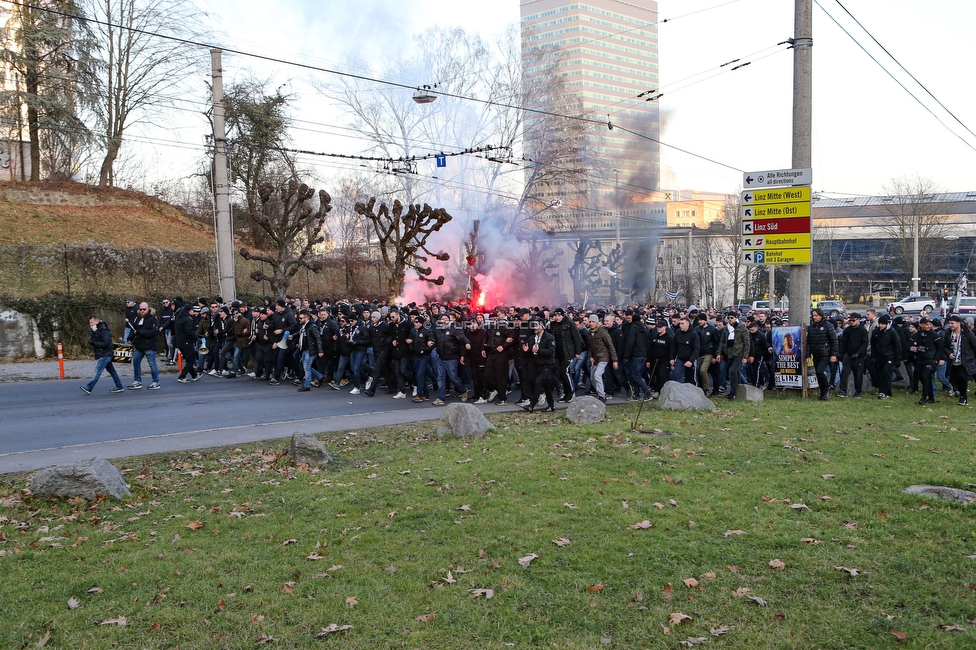 LASK - Sturm Graz
OEFB Cup, Viertelfinale, LASK - SK Sturm Graz, Stadion Gugl Linz, 08.02.2020. 

Foto zeigt Fans von Sturm beim Corteo
