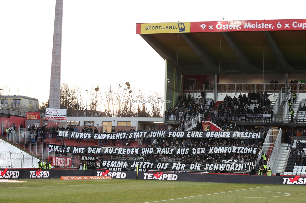 Admira Wacker - Sturm Graz
Oesterreichische Fussball Bundesliga, 20. Runde, FC Admira Wacker - SK Sturm Graz, Stadion Suedstadt Maria Enzersdorf, 22.02.2020. 

Foto zeigt Fans von Sturm mit einem Spruchband
Schlüsselwörter: protest mannschaft