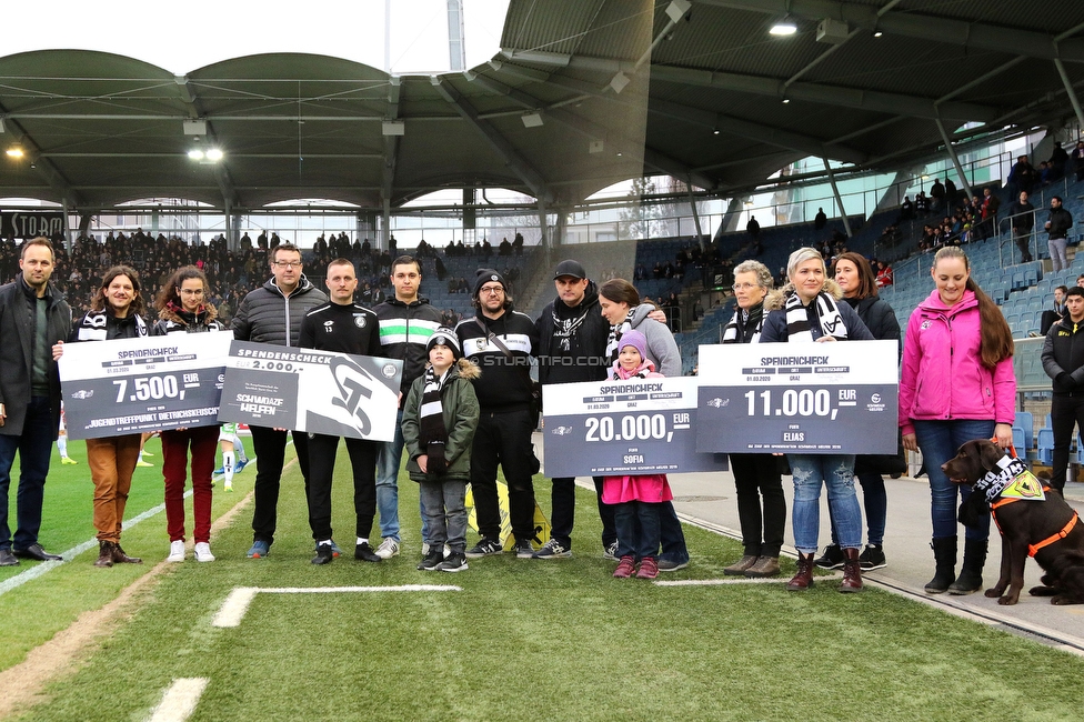 Sturm Graz - Austria Wien
Oesterreichische Fussball Bundesliga, 21. Runde, SK Sturm Graz - FK Austria Wien, Stadion Liebenau Graz, 01.03.2020. 

Foto zeigt die Spendenuebergabe von Schwoaze Helfen 2019
