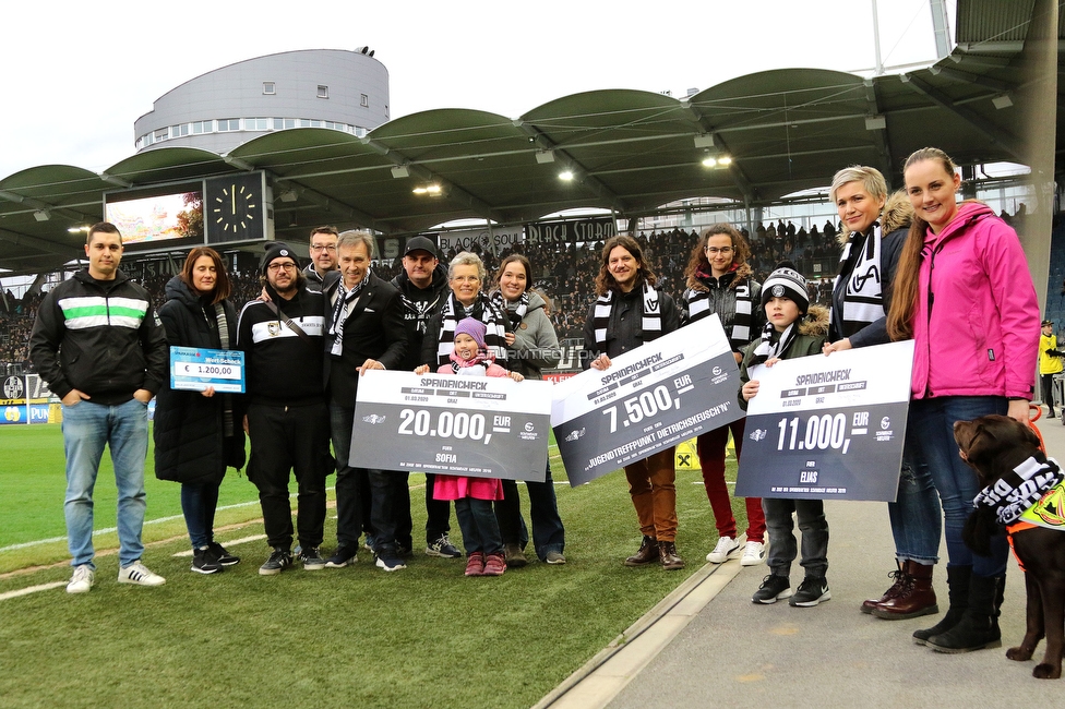 Sturm Graz - Austria Wien
Oesterreichische Fussball Bundesliga, 21. Runde, SK Sturm Graz - FK Austria Wien, Stadion Liebenau Graz, 01.03.2020. 

Foto zeigt die Spendenuebergabe von Schwoaze Helfen 2019
