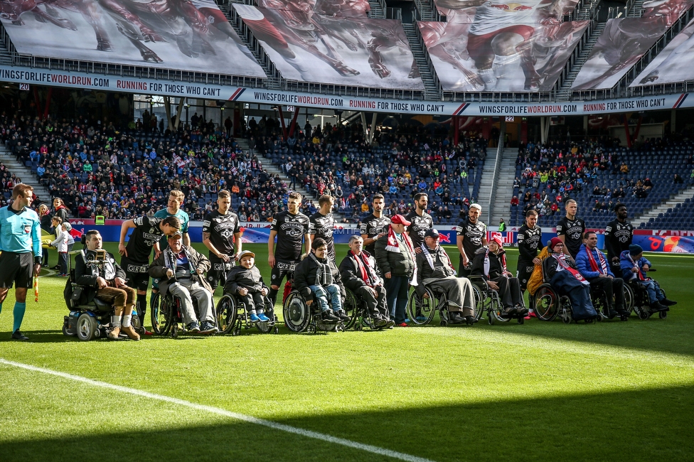 Salzburg - Sturm Graz
Oesterreichische Fussball Bundesliga, 22. Runde, FC RB Salzburg - SK Sturm Graz, Stadion Wals-Siezenheim, 08.03.2020. 

Foto zeigt die Mannschaft von Sturm und Rollstuhlfahrer
