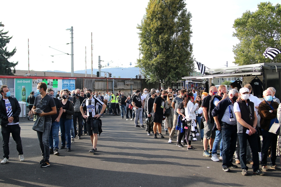 Sturm Graz - Rapid Wien
Oesterreichische Fussball Bundesliga, 1. Runde, SK Sturm Graz - SK Rapid Wien, Stadion Liebenau Graz, 19.09.2020. 

Foto zeigt Fans von Sturm beim Eingang
Schlüsselwörter: COVID19