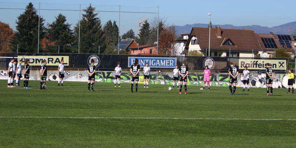 Sturm Damen - Neulengbach
OEFB Frauen Bundesliga, 8. Runde,  SK Sturm Graz Damen - SV Neulengbach, Trainingszentrum Messendor Graz, 08.11.2020. 

Foto zeigt die Mannschaft der Sturm Damen, das Schiedsrichterteam und die Mannschaft von Neulengbach bei einer Trauerminute
