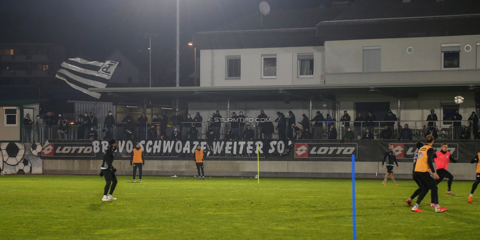 Sturm Graz Training
Oesterreichische Fussball Bundesliga, SK Sturm Graz Training, Trainingszentrum Messendorf, 18.12.2020. 

Foto zeigt die Mannschaft von Sturm und Fans von Sturm mit einem Spruchband
Schlüsselwörter: COVID19 bravoschwoaze