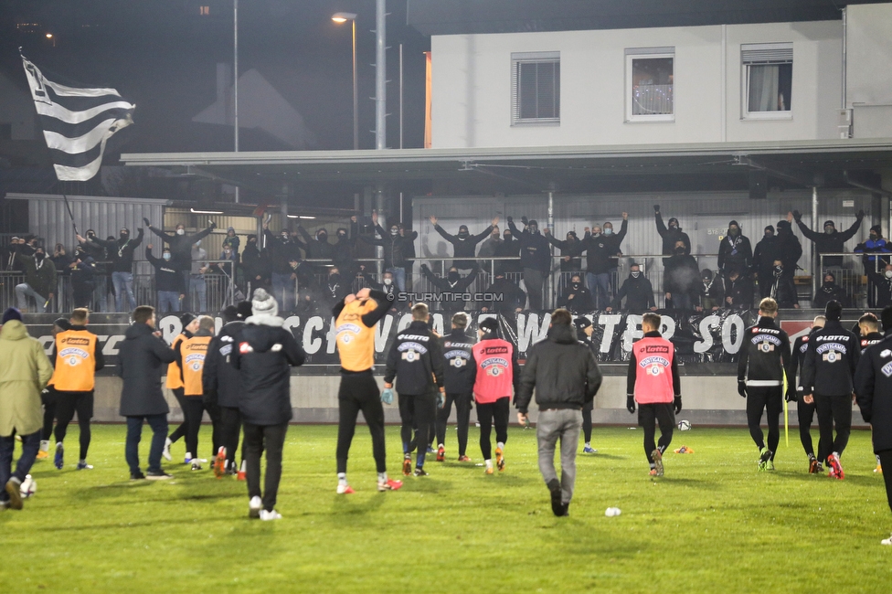 Sturm Graz Training
Oesterreichische Fussball Bundesliga, SK Sturm Graz Training, Trainingszentrum Messendorf, 18.12.2020. 

Foto zeigt die Mannschaft von Sturm und Fans von Sturm mit einem Spruchband
Schlüsselwörter: COVID19 bravoschwoaze