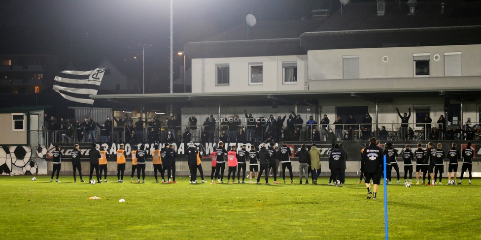 Sturm Graz Training
Oesterreichische Fussball Bundesliga, SK Sturm Graz Training, Trainingszentrum Messendorf, 18.12.2020. 

Foto zeigt die Mannschaft von Sturm und Fans von Sturm mit einem Spruchband
Schlüsselwörter: COVID19 bravoschwoaze