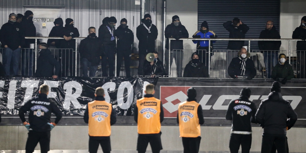 Sturm Graz Training
Oesterreichische Fussball Bundesliga, SK Sturm Graz Training, Trainingszentrum Messendorf, 18.12.2020. 

Foto zeigt die Mannschaft von Sturm und Fans von Sturm mit einem Spruchband
Schlüsselwörter: COVID19 bravoschwoaze