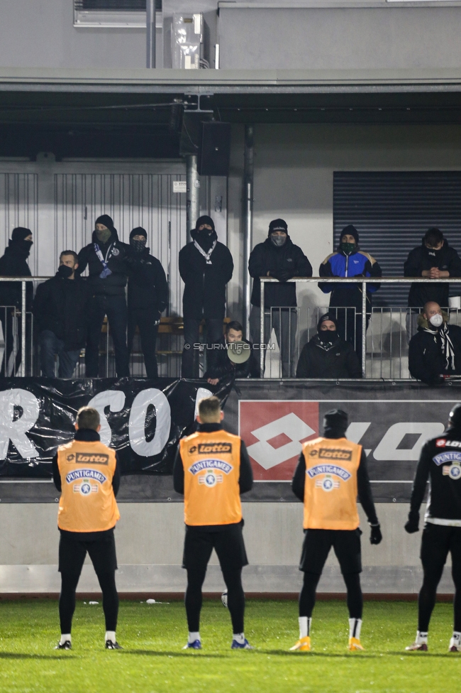 Sturm Graz Training
Oesterreichische Fussball Bundesliga, SK Sturm Graz Training, Trainingszentrum Messendorf, 18.12.2020. 

Foto zeigt die Mannschaft von Sturm und Fans von Sturm mit einem Spruchband
Schlüsselwörter: COVID19 bravoschwoaze