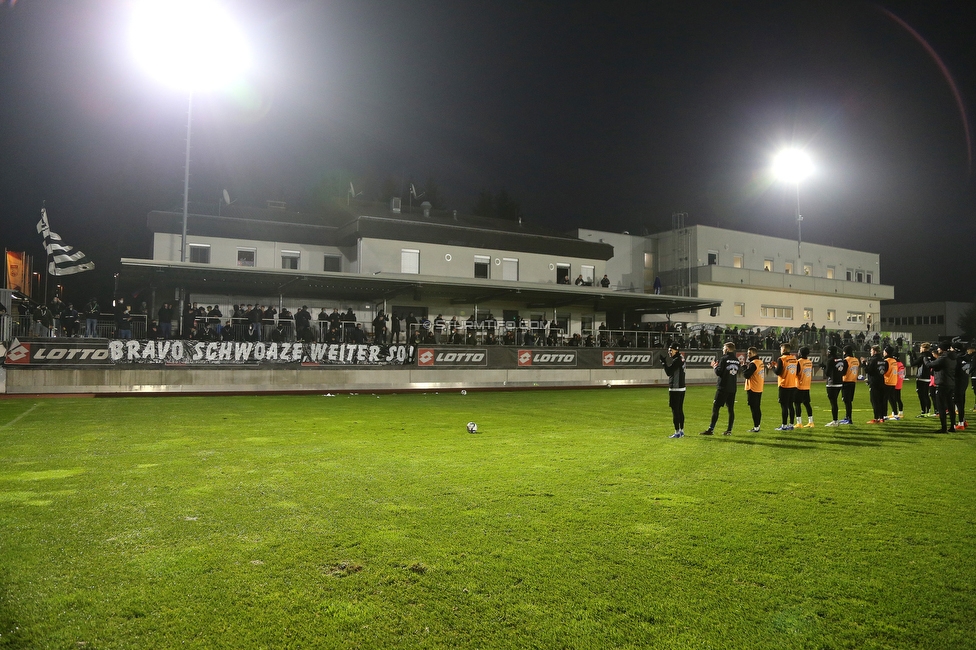 Sturm Graz Training
Oesterreichische Fussball Bundesliga, SK Sturm Graz Training, Trainingszentrum Messendorf, 18.12.2020. 

Foto zeigt die Mannschaft von Sturm und Fans von Sturm mit einem Spruchband
Schlüsselwörter: COVID19 bravoschwoaze