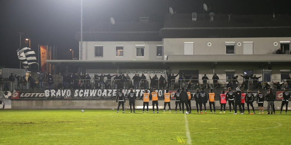 Sturm Graz Training
Oesterreichische Fussball Bundesliga, SK Sturm Graz Training, Trainingszentrum Messendorf, 18.12.2020. 

Foto zeigt die Mannschaft von Sturm und Fans von Sturm mit einem Spruchband
Schlüsselwörter: COVID19 bravoschwoaze