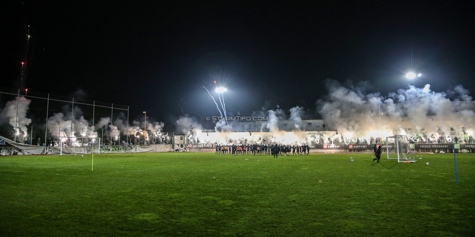 Sturm Graz Training
Oesterreichische Fussball Bundesliga, SK Sturm Graz Training, Trainingszentrum Messendorf, 18.12.2020. 

Foto zeigt die Mannschaft von Sturm und Fans von Sturm
Schlüsselwörter: COVID19 bravoschwoaze pyrotechnik