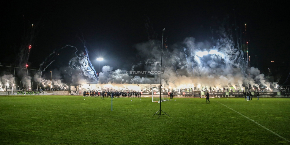 Sturm Graz Training
Oesterreichische Fussball Bundesliga, SK Sturm Graz Training, Trainingszentrum Messendorf, 18.12.2020. 

Foto zeigt die Mannschaft von Sturm und Fans von Sturm
Schlüsselwörter: COVID19 bravoschwoaze pyrotechnik