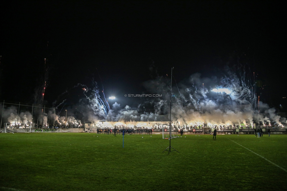 Sturm Graz Training
Oesterreichische Fussball Bundesliga, SK Sturm Graz Training, Trainingszentrum Messendorf, 18.12.2020. 

Foto zeigt die Mannschaft von Sturm und Fans von Sturm
Schlüsselwörter: COVID19 bravoschwoaze pyrotechnik