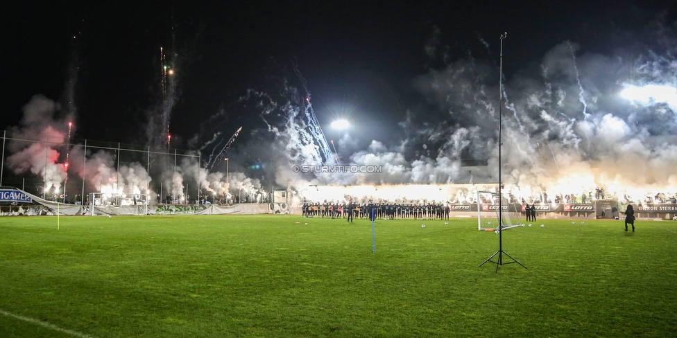 Sturm Graz Training
Oesterreichische Fussball Bundesliga, SK Sturm Graz Training, Trainingszentrum Messendorf, 18.12.2020. 

Foto zeigt die Mannschaft von Sturm und Fans von Sturm
Schlüsselwörter: COVID19 bravoschwoaze pyrotechnik