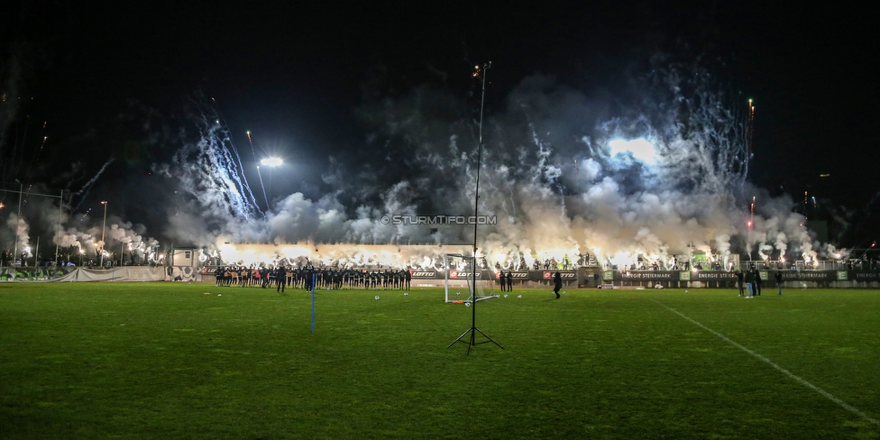 Sturm Graz Training
Oesterreichische Fussball Bundesliga, SK Sturm Graz Training, Trainingszentrum Messendorf, 18.12.2020. 

Foto zeigt die Mannschaft von Sturm und Fans von Sturm
Schlüsselwörter: COVID19 bravoschwoaze pyrotechnik