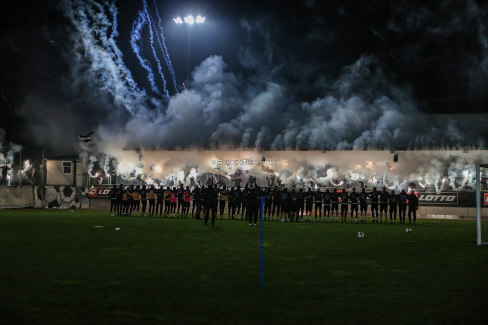 Sturm Graz Training
Oesterreichische Fussball Bundesliga, SK Sturm Graz Training, Trainingszentrum Messendorf, 18.12.2020. 

Foto zeigt die Mannschaft von Sturm und Fans von Sturm
Schlüsselwörter: COVID19 bravoschwoaze pyrotechnik