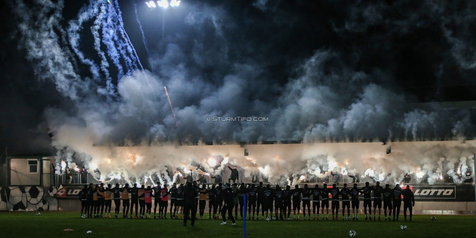 Sturm Graz Training
Oesterreichische Fussball Bundesliga, SK Sturm Graz Training, Trainingszentrum Messendorf, 18.12.2020. 

Foto zeigt die Mannschaft von Sturm und Fans von Sturm
Schlüsselwörter: COVID19 bravoschwoaze pyrotechnik