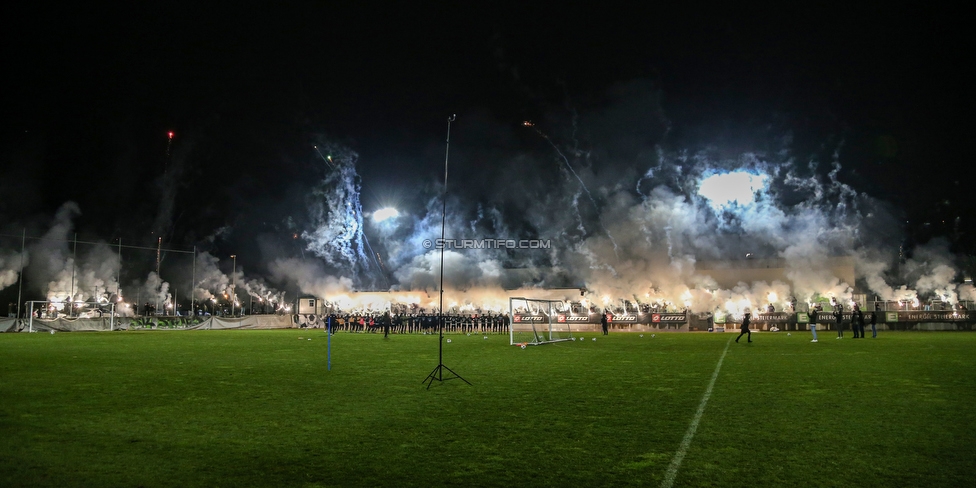 Sturm Graz Training
Oesterreichische Fussball Bundesliga, SK Sturm Graz Training, Trainingszentrum Messendorf, 18.12.2020. 

Foto zeigt die Mannschaft von Sturm und Fans von Sturm
Schlüsselwörter: COVID19 bravoschwoaze pyrotechnik