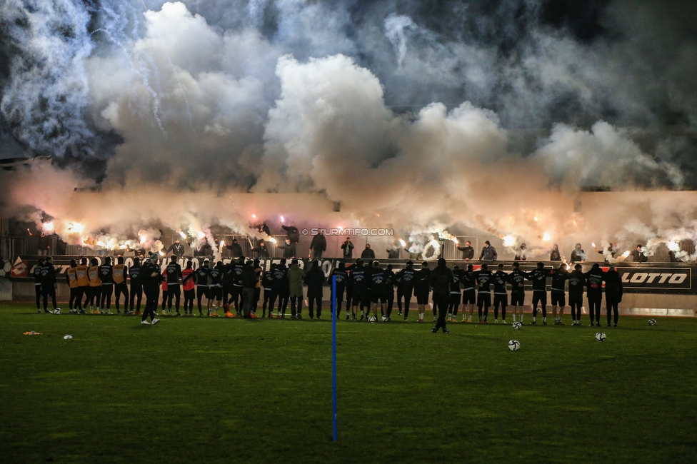 Sturm Graz Training
Oesterreichische Fussball Bundesliga, SK Sturm Graz Training, Trainingszentrum Messendorf, 18.12.2020. 

Foto zeigt die Mannschaft von Sturm und Fans von Sturm
Schlüsselwörter: COVID19 pyrotechnik